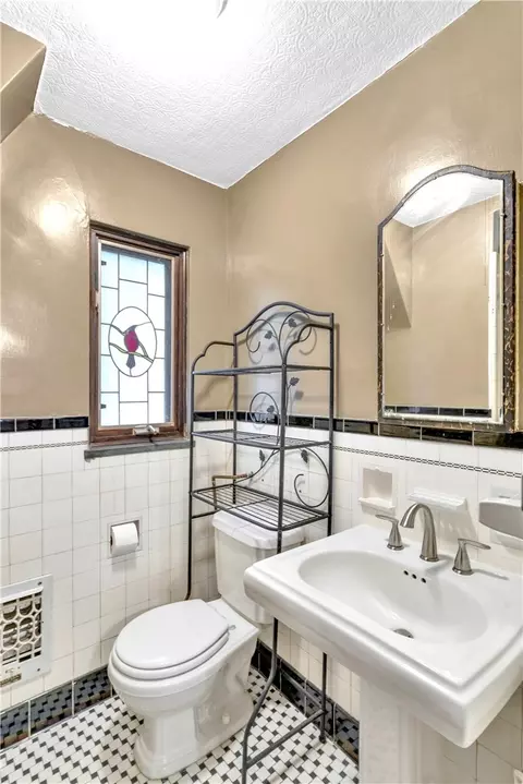 Bath - 148 E Fairview Ave, Pittsburgh, PA 15237 photo 4 of 4