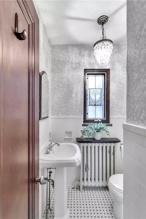 Bath - 148 E Fairview Ave, Pittsburgh, PA 15237 photo 1 of 4
