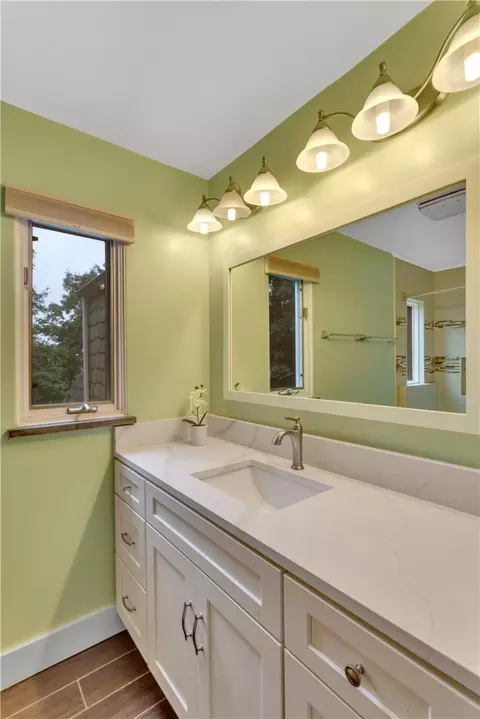 Bath - 148 E Fairview Ave, Pittsburgh, PA 15237 photo 2 of 4