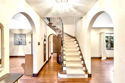 Entry Way - 148 E Fairview Ave, Pittsburgh, PA 15237 photo 2 of 4