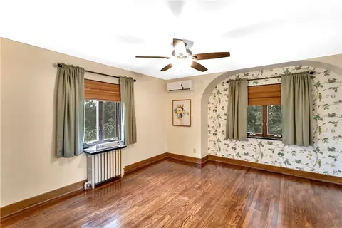 Bedroom - 148 E Fairview Ave, Pittsburgh, PA 15237 photo 3 of 8