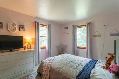 Bedroom - 6026 Forest Dr, Monaca, PA 15061 photo 3 of 7