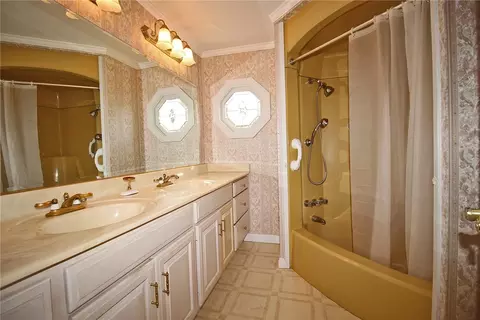Bath - 478 Cecil Henderson Rd, Cecil, PA 15321 photo 1 of 3