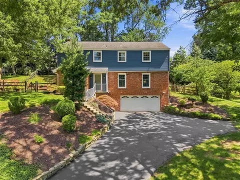 2489 Southvue Dr, Pittsburgh, PA 15241