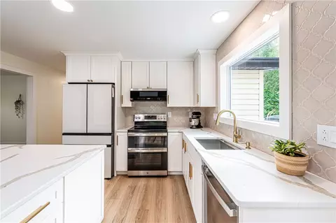 Kitchen - 328 Comstock Dr, Irwin, PA 15642 photo 4 of 4