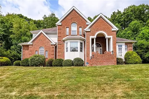 127 Woodhaven Dr, Jeannette, PA 15644