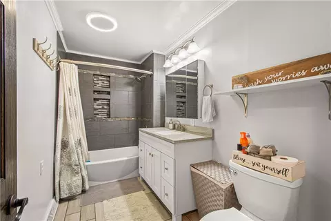 Bath - 212 Brownlee Rd, Eighty Four, PA 15330 photo 1 of 2