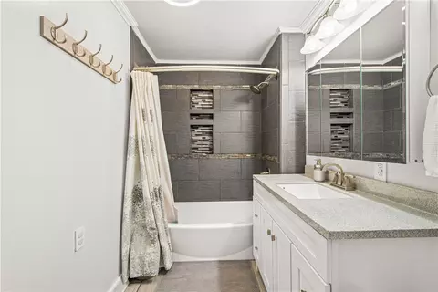 Bath - 212 Brownlee Rd, Eighty Four, PA 15330 photo 2 of 2