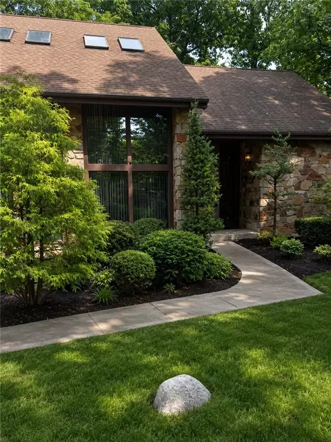 125 Gatehouse Dr, Coraopolis, PA 15108