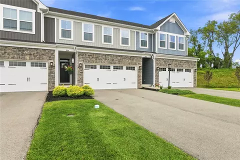 9004 Wellington Ct, Jeannette, PA 15644