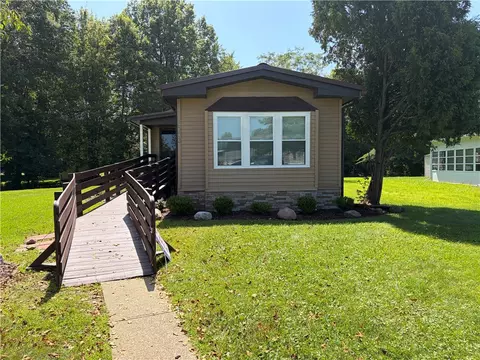 1553 Lee Ln, Grove City, PA 16127