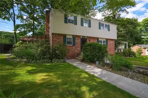 1520 Woodstream Dr, Glenshaw, PA 15116