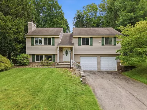4 Holyoke Dr, Greensburg, PA 15601