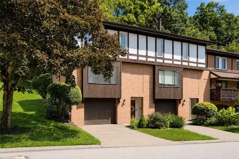 221 Thornberry Dr, Pittsburgh, PA 15237
