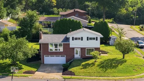 1106 Fairlane Dr, Aliquippa, PA 15001