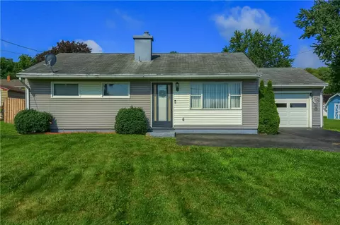 8 Lower Idlewild Dr, New Castle, PA 16101