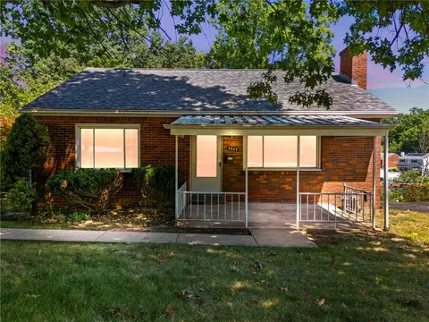 4545 Echo Glen Dr, Pittsburgh, PA 15236