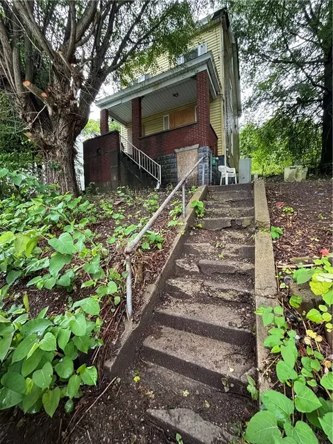 1108 Fabyan St, Pittsburgh, PA 15212