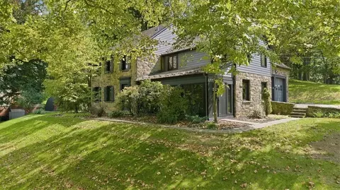 22 Priscilla Ln, Carnegie, PA 15106