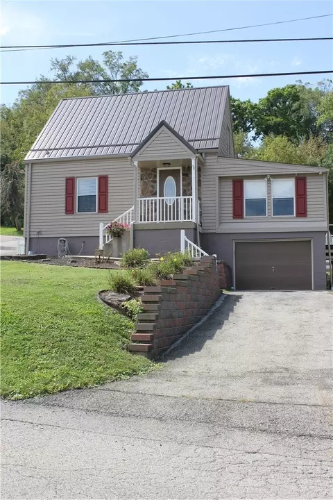 601 N 8th St, Youngwood, PA 15697