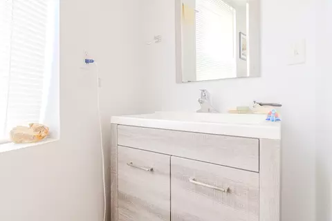 Bath - 5801 Lincoln Ave, Export, PA 15632 photo 3 of 7