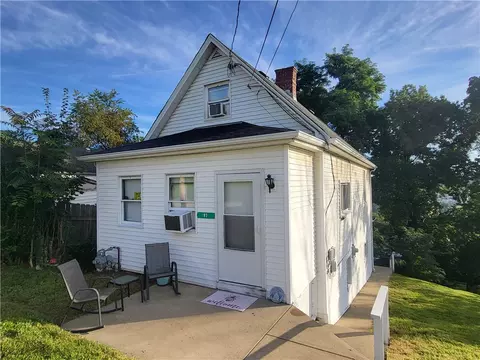 97 Charles St, Washington, PA 15301