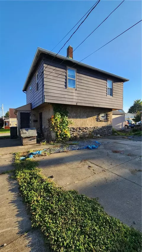 1012 Adams St, New Castle, PA 16101