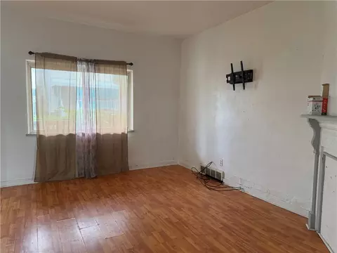 Living - 105 18th St, Vandergrift, PA 15690 photo 4 of 8