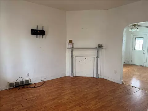 Living - 105 18th St, Vandergrift, PA 15690 photo 2 of 8