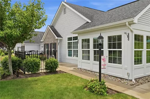 307 Spring Valley Dr, Zelienople, PA 16063