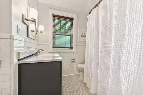 Bath - 456 Mapleton Ave, Pittsburgh, PA 15228 photo 1 of 1