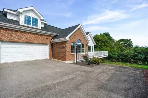 1558 Parkwood Pointe Dr, Crescent, PA 15046