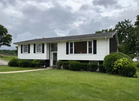 2 Meadow Dr, Greensburg, PA 15601
