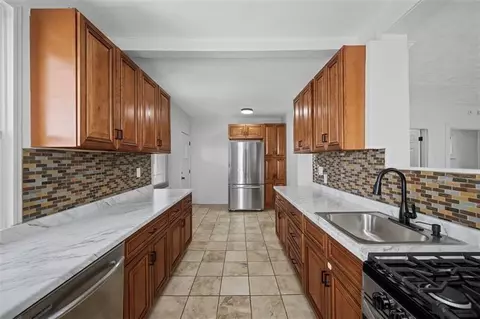Entry Way - 7503 Ormond St, Pittsburgh, PA 15218 photo 3 of 6