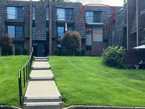 633 Forest Green Dr, Coraopolis, PA 15108