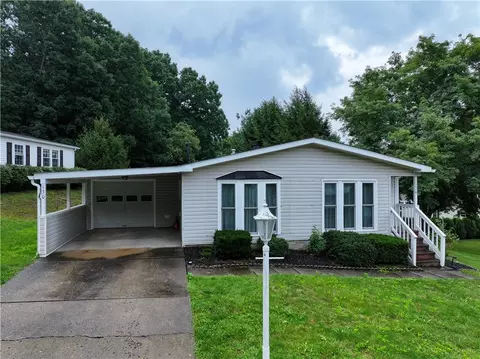130 Rock Lake Dr, Zelienople, PA 16063
