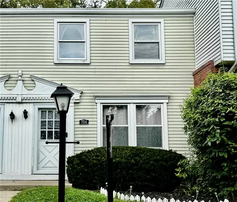 704 Countryside Dr, Mckees Rocks, PA 15136