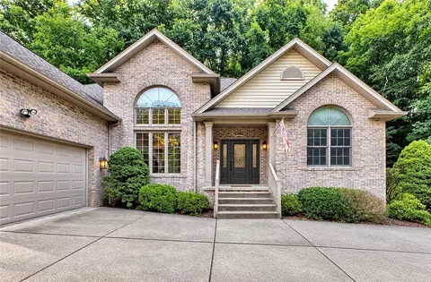 41 Brookdale Dr, Greensburg, PA 15601