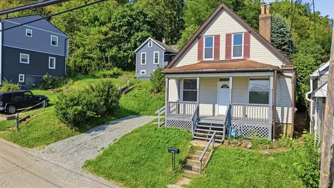 807 Maple Dr, White Oak, PA 15131