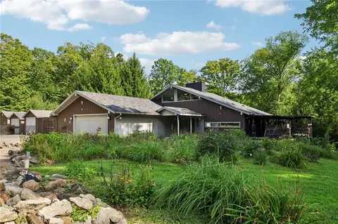 3132 Lake Rd, New Castle, PA 16102