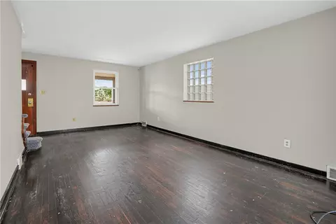 Living - 1180 Ridge Ave, Braddock, PA 15104 photo 4 of 9
