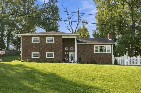 732 Morningstar Dr, Ellwood City, PA 16117