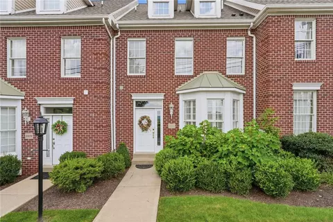 2372 Hilltop Rd, Presto, PA 15142