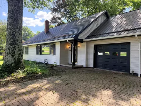 326 Frazier Dr, New Castle, PA 16105