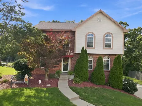 305 Farmcrest, Oakdale, PA 15071