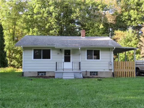 21 Maple Ter, Grove City, PA 16127