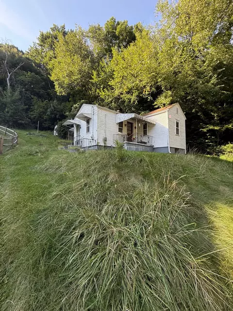 1110 Tevebaugh Holw, Freedom, PA 15042