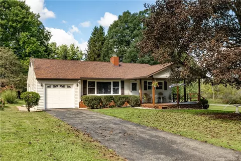 649 N Liberty Rd, Grove City, PA 16127