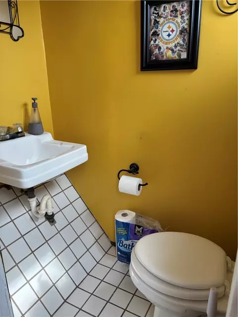 Bath - 904 Coalmont St, Braddock, PA 15104 photo 1 of 4