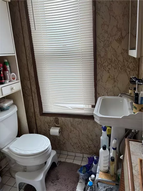 Bath - 904 Coalmont St, Braddock, PA 15104 photo 3 of 4